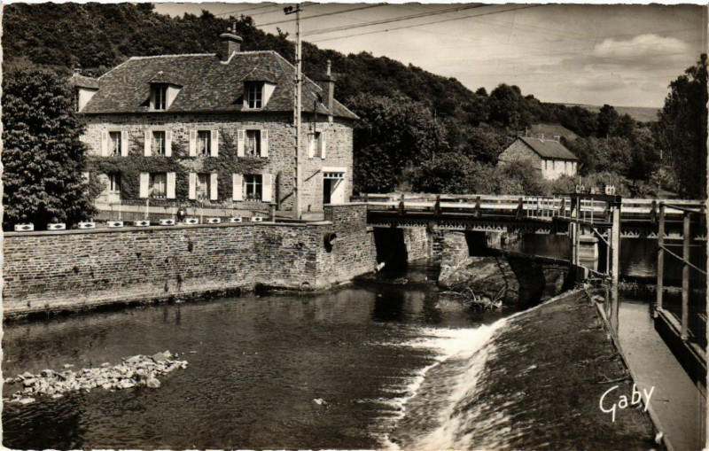 Carte postale ancienne Mesnil-Villement le Bateau - Le Barrage sur l'Orne
