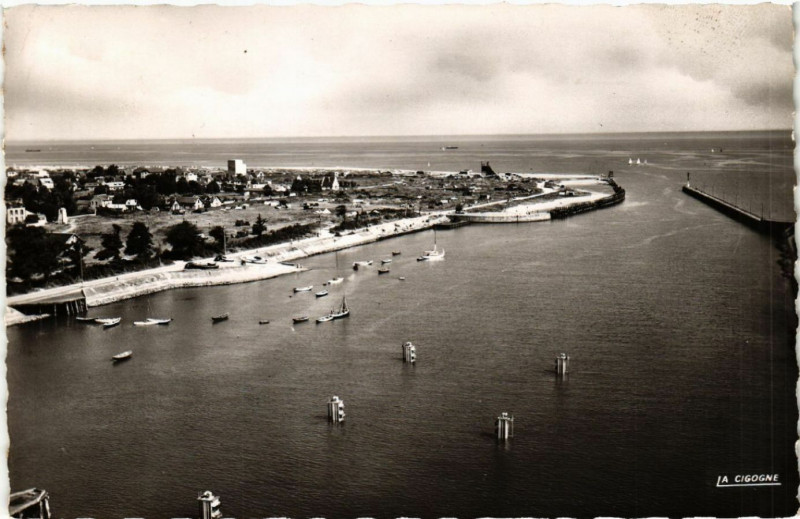 Carte postale ancienne Ouistreham Riva-Bella - L'Entrée du port et le terrain à Ouistreham