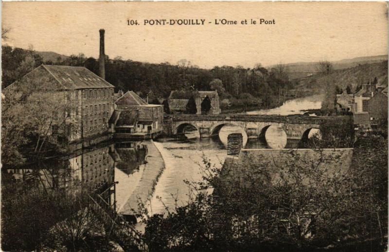 Carte postale ancienne Pont-d'Ouilly- L'Orne et le Pont à Pont-d'Ouilly