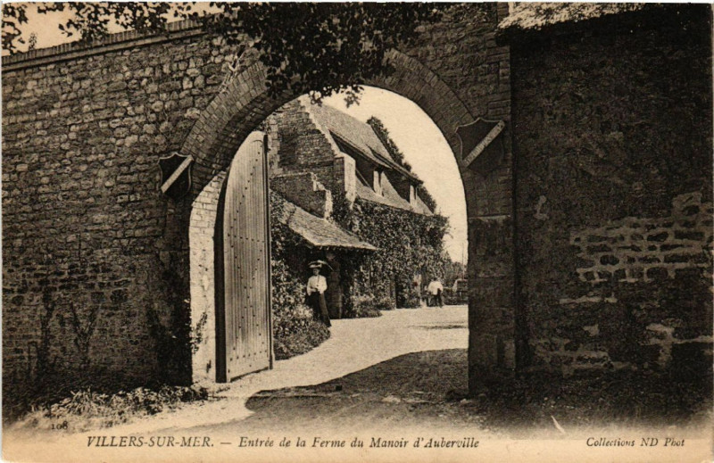 Carte postale ancienne Villers-sur-Mer - Entrée de la Ferme du Manoir à Villers-sur-Mer