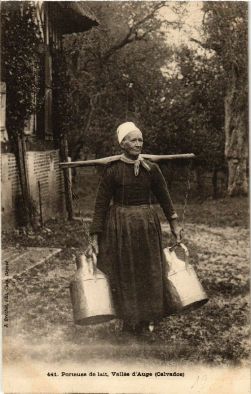 Carte postale ancienne Porteuse de Lait - Vallée d'Auge