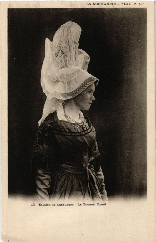 Carte postale ancienne Etude des Costumes