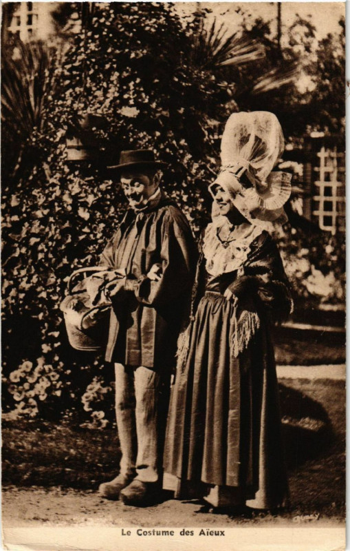Carte postale ancienne La Costume des Aieux