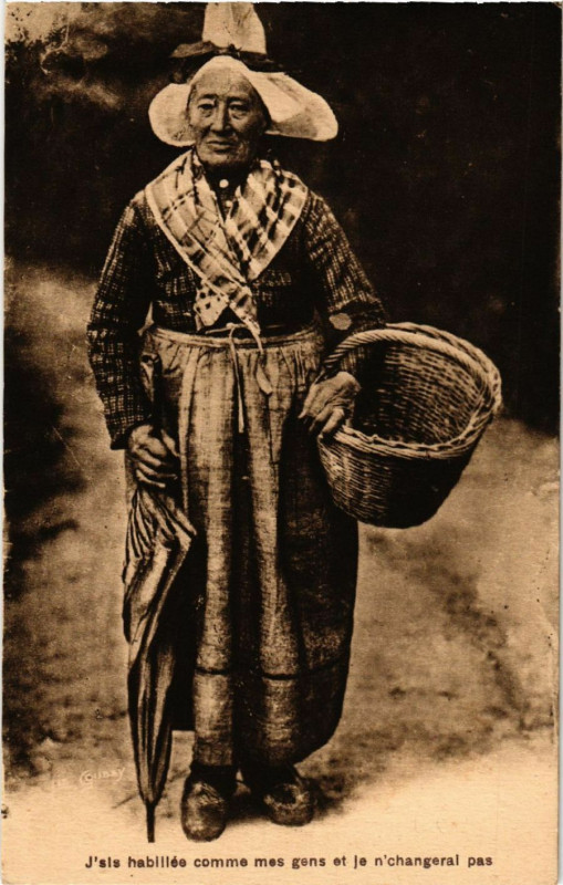 Carte postale ancienne J'sis habilleee comme mes gens et je n'Changerai