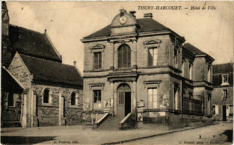 Carte postale ancienne Thury Harcourt - Hotel de Ville