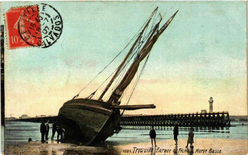 Carte postale ancienne Trouville - Barque de Peche