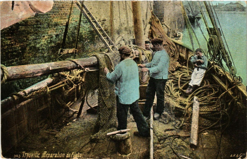 Carte postale ancienne Trouville - Reparation de files