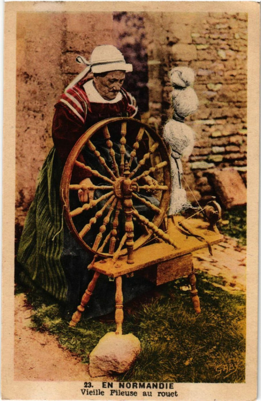 Carte postale ancienne En Normandie - Vieille Fileuse au rouet