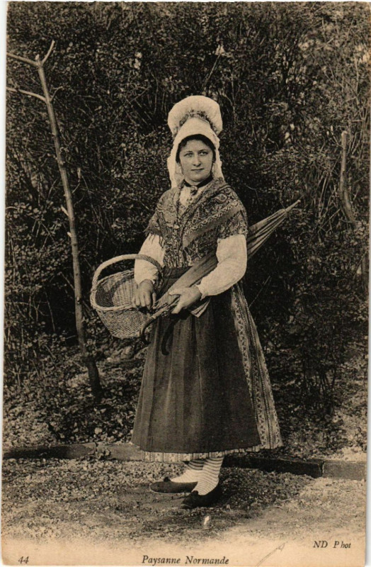 Carte postale ancienne Paysanne Normande