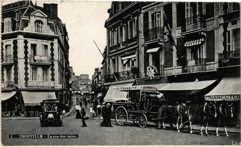 Carte postale ancienne Trouville - La rue des Bains