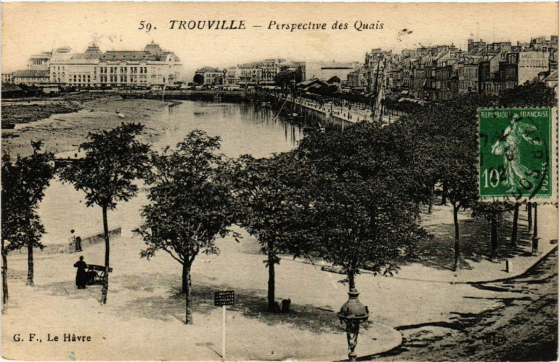 Carte postale ancienne Trouville - Perspective des Quais
