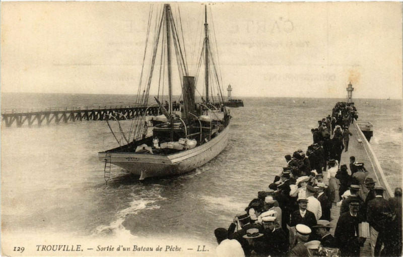 Carte postale ancienne Trouville - Sortie d'un Bateau de Peche