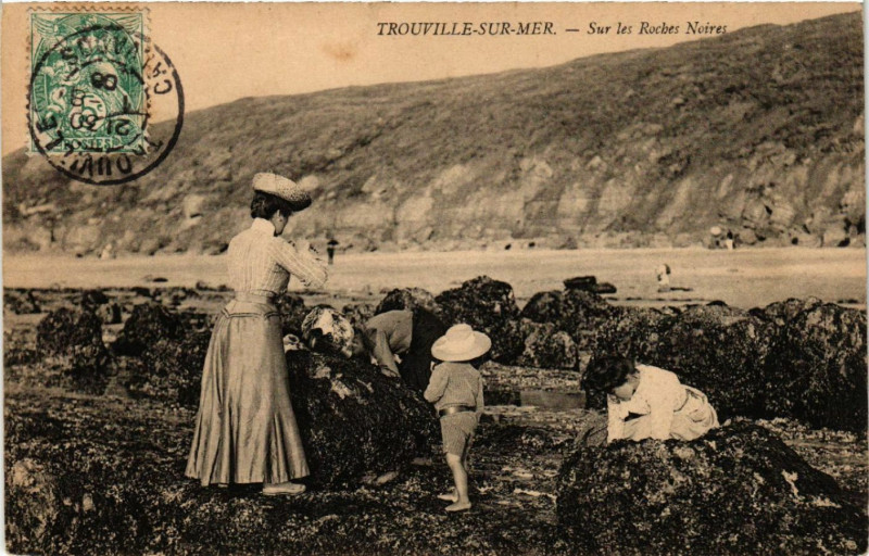 Carte postale ancienne Trouville-sur-Mer - Sur les Roches Noires à Trouville-sur-Mer