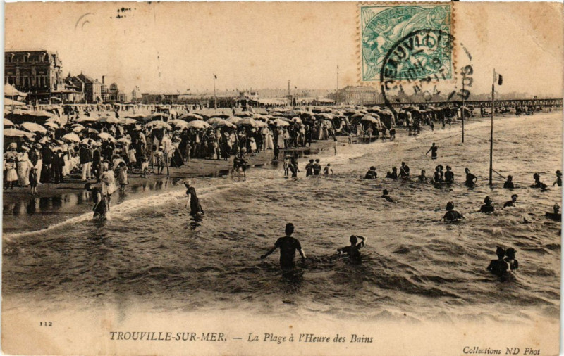 Carte postale ancienne Trouville-sur-Mer - La Plage a l'Heure des Bains à Trouville-sur-Mer