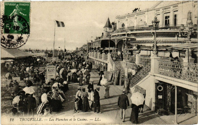 Carte postale ancienne Trouville - Les Planches et le Casino