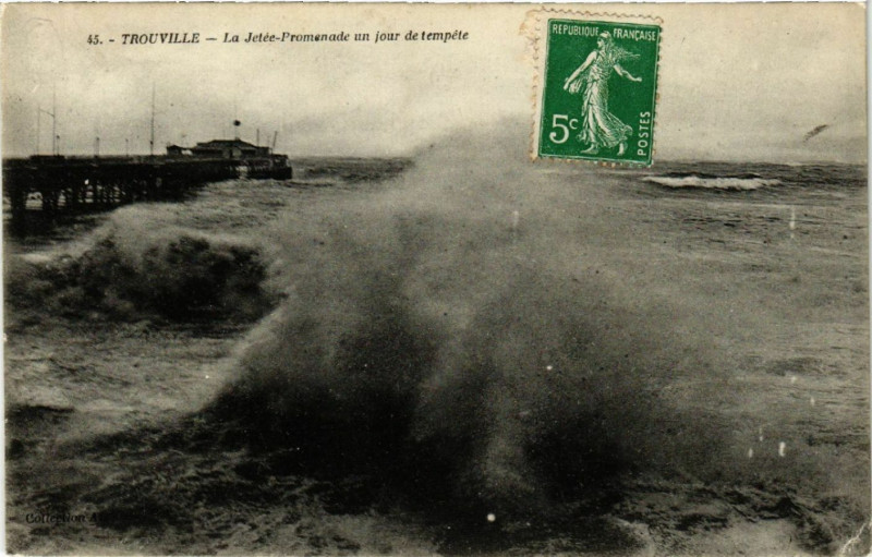 Carte postale ancienne Trouville - La Jetee Promenade