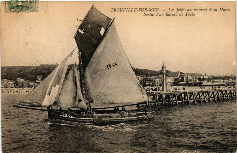 Carte postale ancienne Trouville-sur-Mer - LesJetees au moment de la Maree à Trouville-sur-Mer