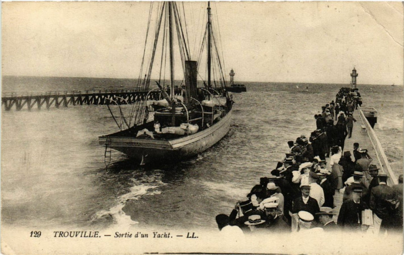 Carte postale ancienne Trouville - Sortie d'un Yacht
