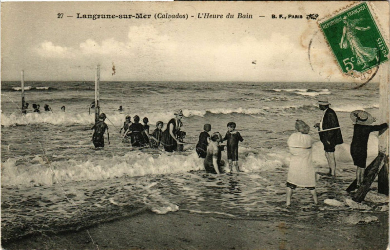 Carte postale ancienne Langrune-sur-Mer - L'Heure du Bain à Langrune-sur-Mer