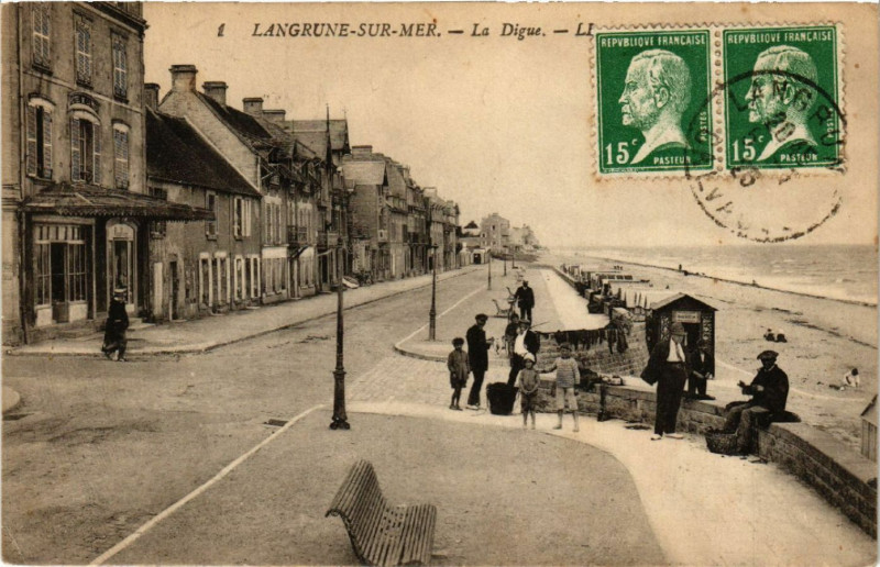 Carte postale ancienne Langrune-sur-Mer - La Digue à Langrune-sur-Mer
