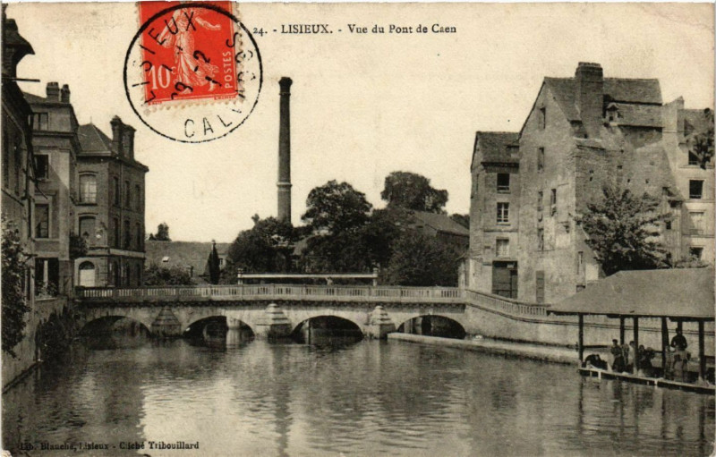Carte postale ancienne Lisieux - Vue du Pont de Caen à Lisieux