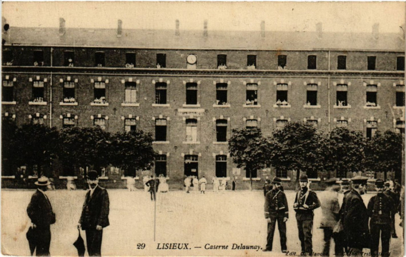 Carte postale ancienne Lisieux - Caserne Delaunay à Lisieux