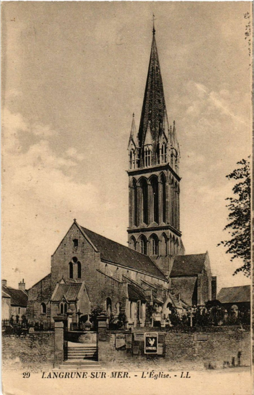 Carte postale ancienne Langrune-sur-Mer - L'Eglise à Langrune-sur-Mer