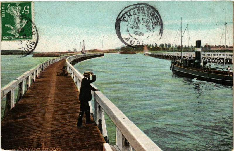 Carte postale ancienne Ouistreham - Les Jetees à Ouistreham