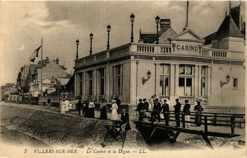 Carte postale ancienne Villers-sur-Mer Le Casino et la Digue à Villers-sur-Mer