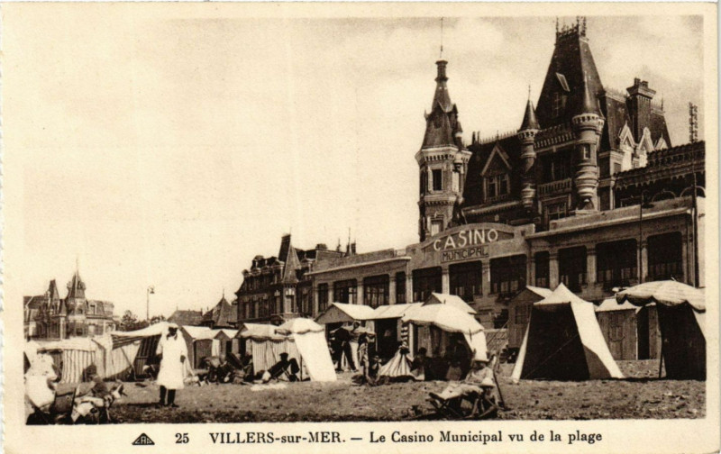 Carte postale ancienne Villers-sur-Mer Le Casino Municipal vu de la plage à Villers-sur-Mer