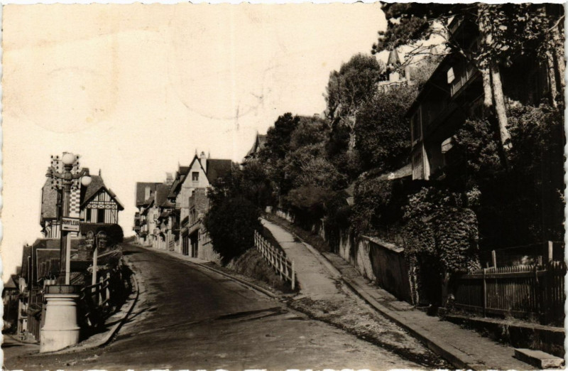 Carte postale ancienne Trouville-Reine des Plages. Route de Honfleur à Honfleur