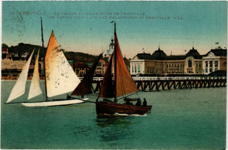 Carte postale ancienne Trouville-Le Casino vu de la Jetée de Deauville à Deauville