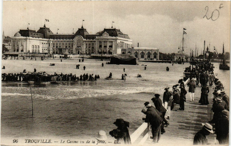Carte postale ancienne Trouville-Le Casino vu de la Jetée