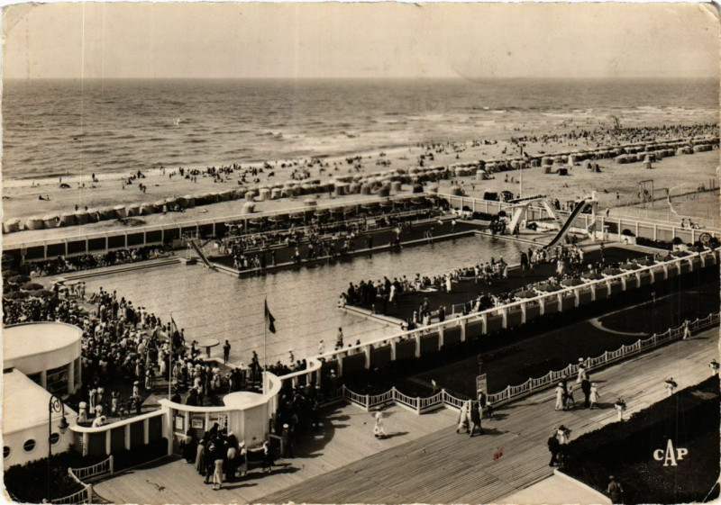 Carte postale ancienne Trouville-La Plage et la Piscine