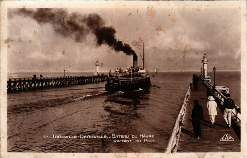 Carte postale ancienne Trouville-Deauville Bateau du Havre sortant du Port à Deauville