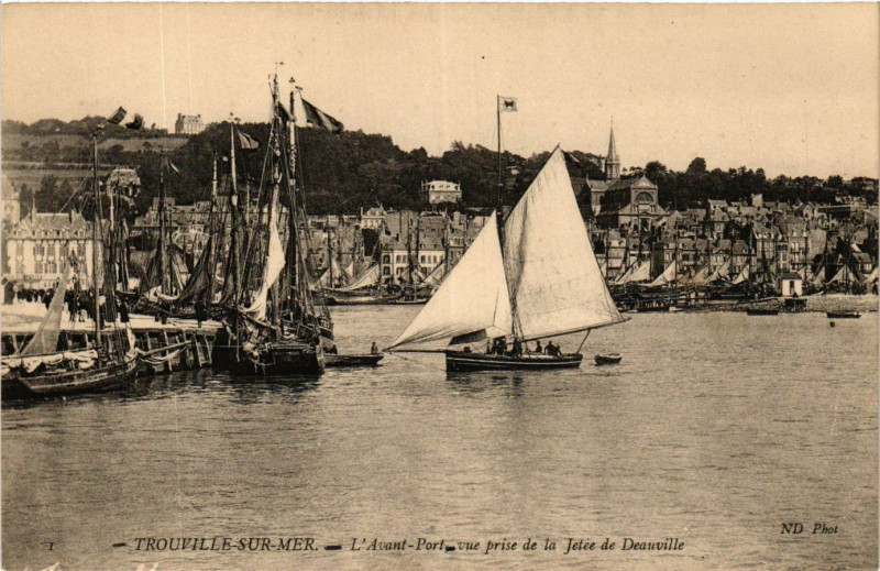 Carte postale ancienne Trouville-sur-Mer L'Avant-Port vue prise de la Jetée de Deauville à Trouville-sur-Mer