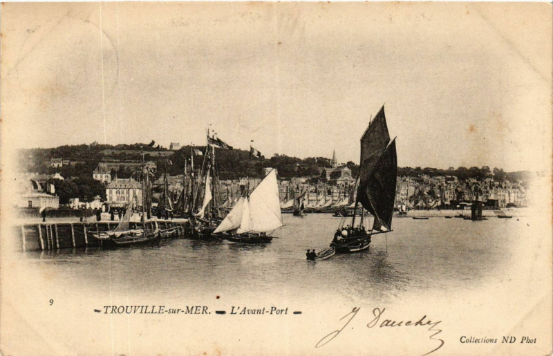 Carte postale ancienne Trouville-sur-Mer L'Avant-Port à Trouville-sur-Mer