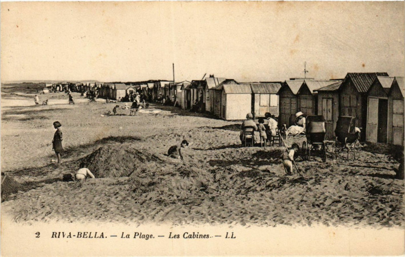 Carte postale ancienne Riva-Bella La Plage. Les Cabines