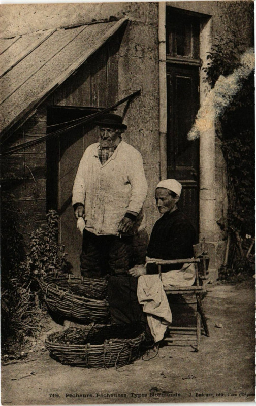 Carte postale ancienne Pécheurs Pécheuses Types Normands
