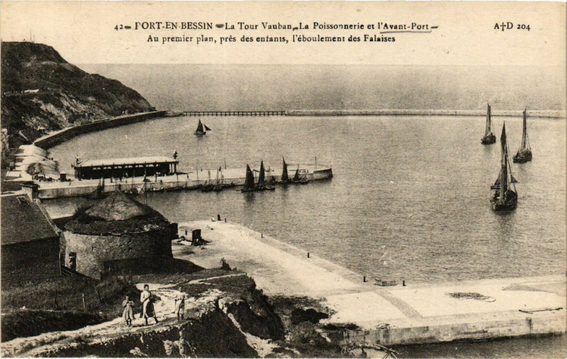 Carte postale ancienne Port-en-Bessin Calvados-La Tour Vauban la Poissonnerie et l'Avant