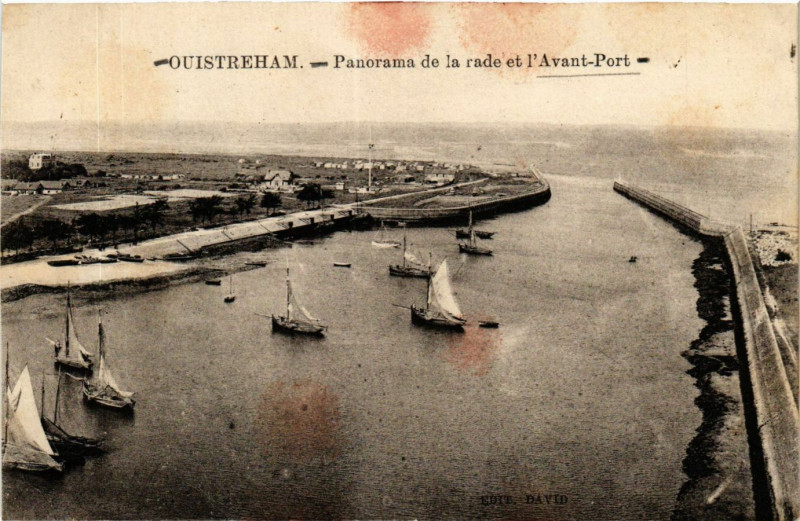 Carte postale ancienne Ouistreham Panorama de la rade et l'Avant-Port à Ouistreham