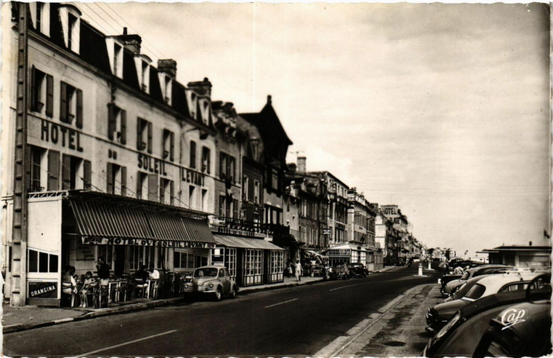Carte postale ancienne Luc-sur-Mer Rue Guynemer et les Hotels à Luc-sur-Mer