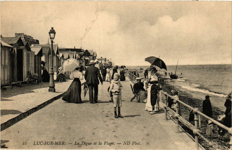 Carte postale ancienne Luc-sur-Mer La Digue et la Plage à Luc-sur-Mer