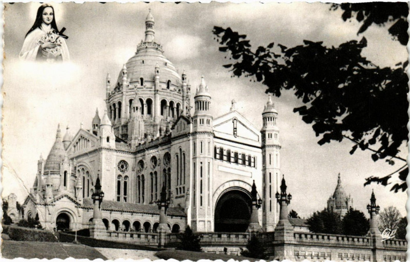 Carte postale ancienne Lisieux - Vue vers la basilique à Lisieux