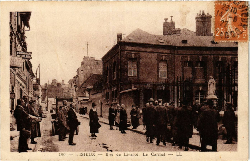 Carte postale ancienne Lisieux - Rue de Livarot. Le Carmel à Lisieux