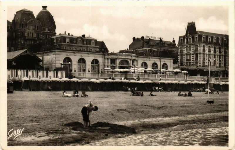 Carte postale ancienne Houlgate Calvados-Le Casino et le Grand Hotel à Houlgate