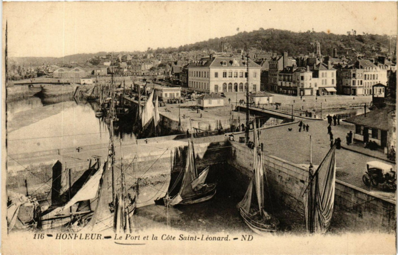 Carte postale ancienne Honfleur - Le Port et la Cote Saint-Leonard à Honfleur