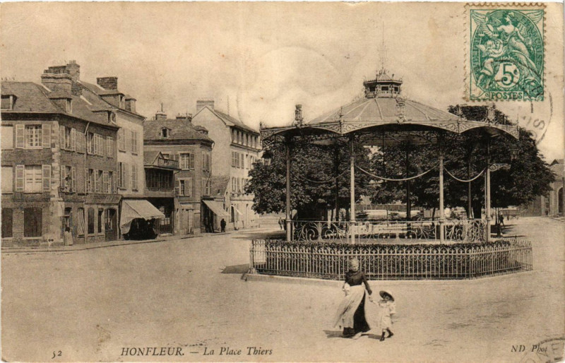 Carte postale ancienne Honfleur - La Place Thiers à Honfleur