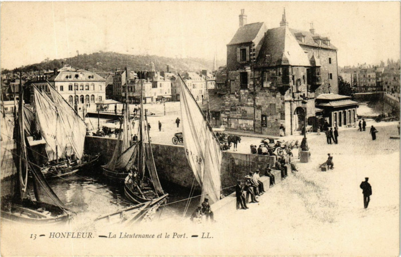 Carte postale ancienne Honfleur - La Lieutenanee et le Port à Honfleur