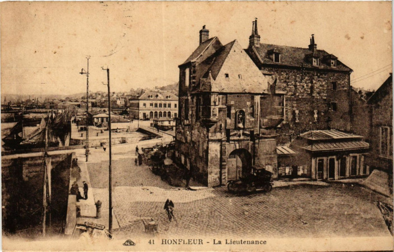 Carte postale ancienne Honfleur - La Lieutenance à Honfleur